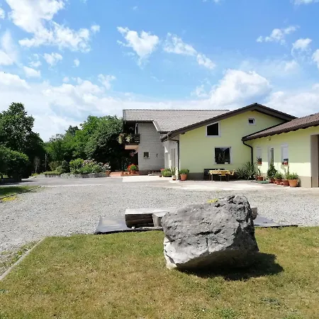 Deno Apartment Podgrad (Notranjska)